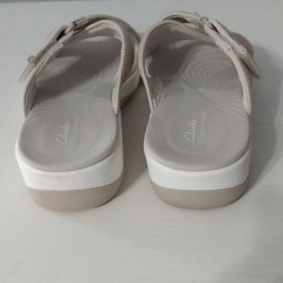 Clarks Cloudsteppers Women's Cream‎ and Tan Sandals - Picture 11 of 11